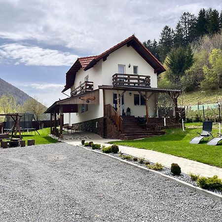 Villa Casa De Sub Hora Zărneşti Exterior foto
