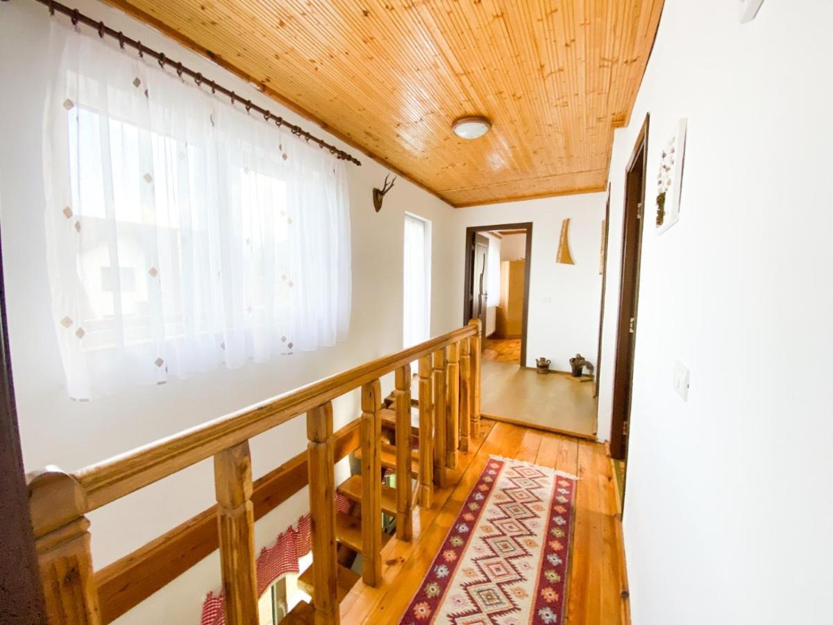 Villa Casa De Sub Hora Zărneşti Exterior foto