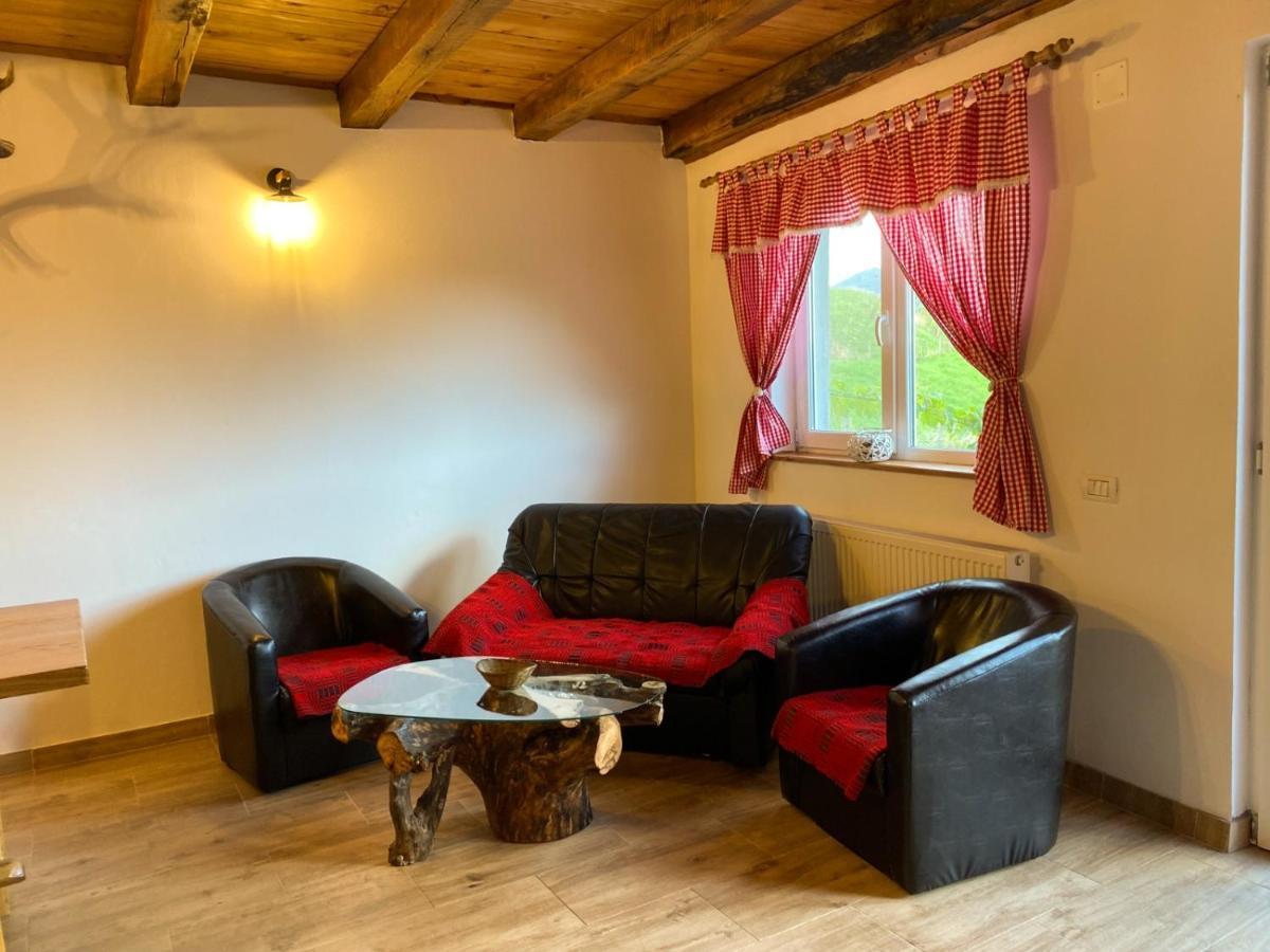 Villa Casa De Sub Hora Zărneşti Exterior foto